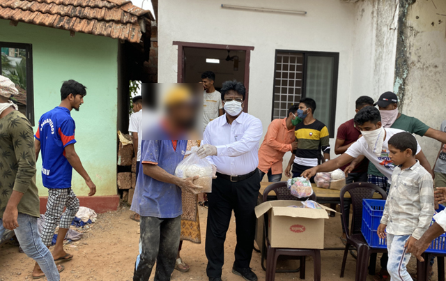 Grace Ministry distributes grocery items to the poor and needy in Mangalore who are facing issues in managing food items due to National COVID 19 lockdown. 